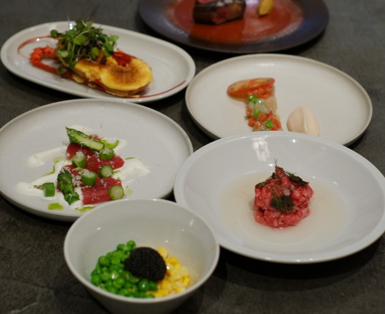 最高な食材でお届けする【サスティナブルコース】フィリップパカレの赤・白ボトルワイン付き